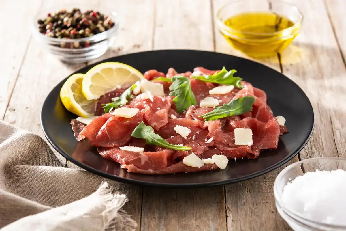 Jak jeść carpaccio wołowe? Poradnik konesera i przepisy