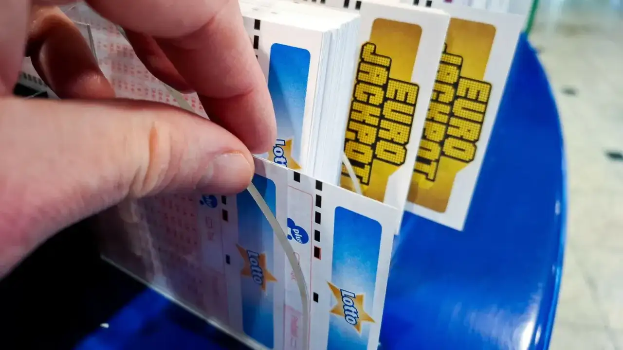 Dlaczego Eurojackpot jest trudniejszy niż Lotto? Matematyka szans
