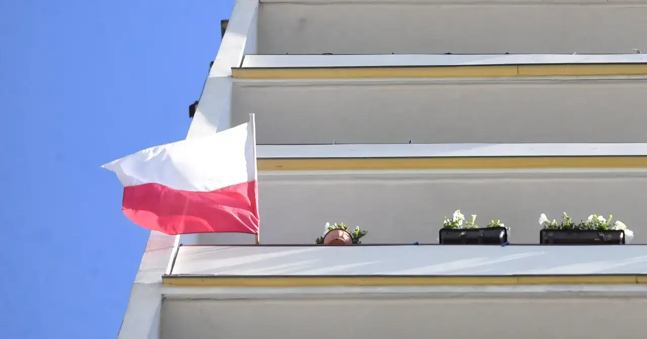 Flaga polska czy bandera? Jak poprawnie wywieszać symbole