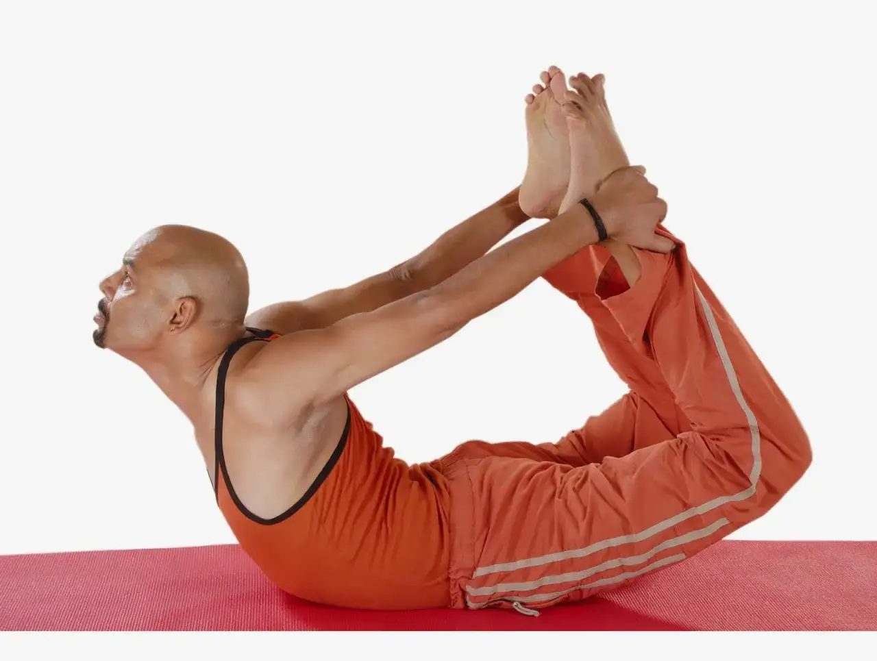 Dhanurasana paso a paso para practicar el arco con control