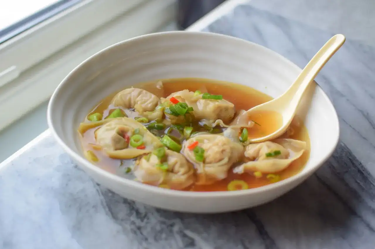 Zupa wonton z lekkim bulionem i soczystymi pierożkami