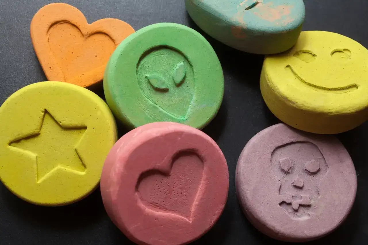 MDMA i ecstasy - działanie, ryzyko i pierwsza pomoc