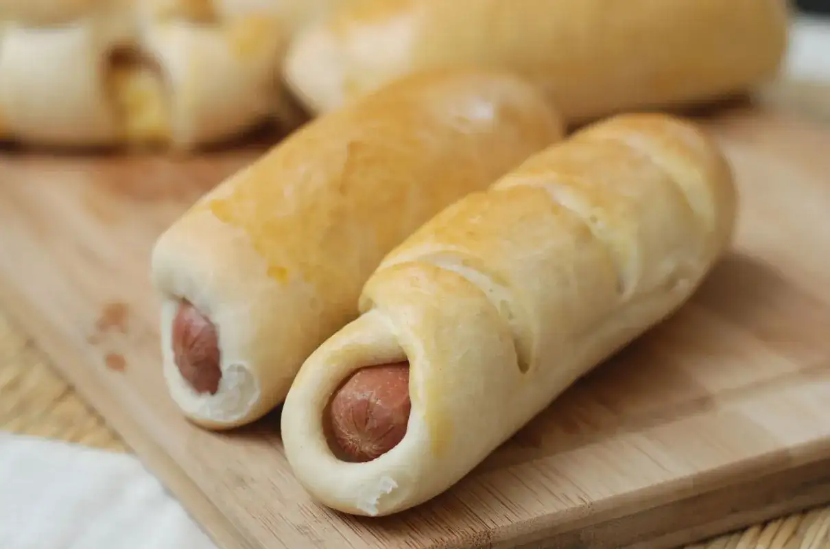 Parówki w cieście drożdżowym - przepis idealny bez wpadek!