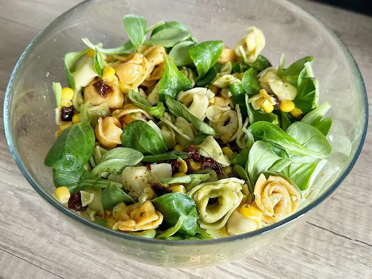 Sałatka z tortellini - Jak zrobić idealną? Przepisy i triki