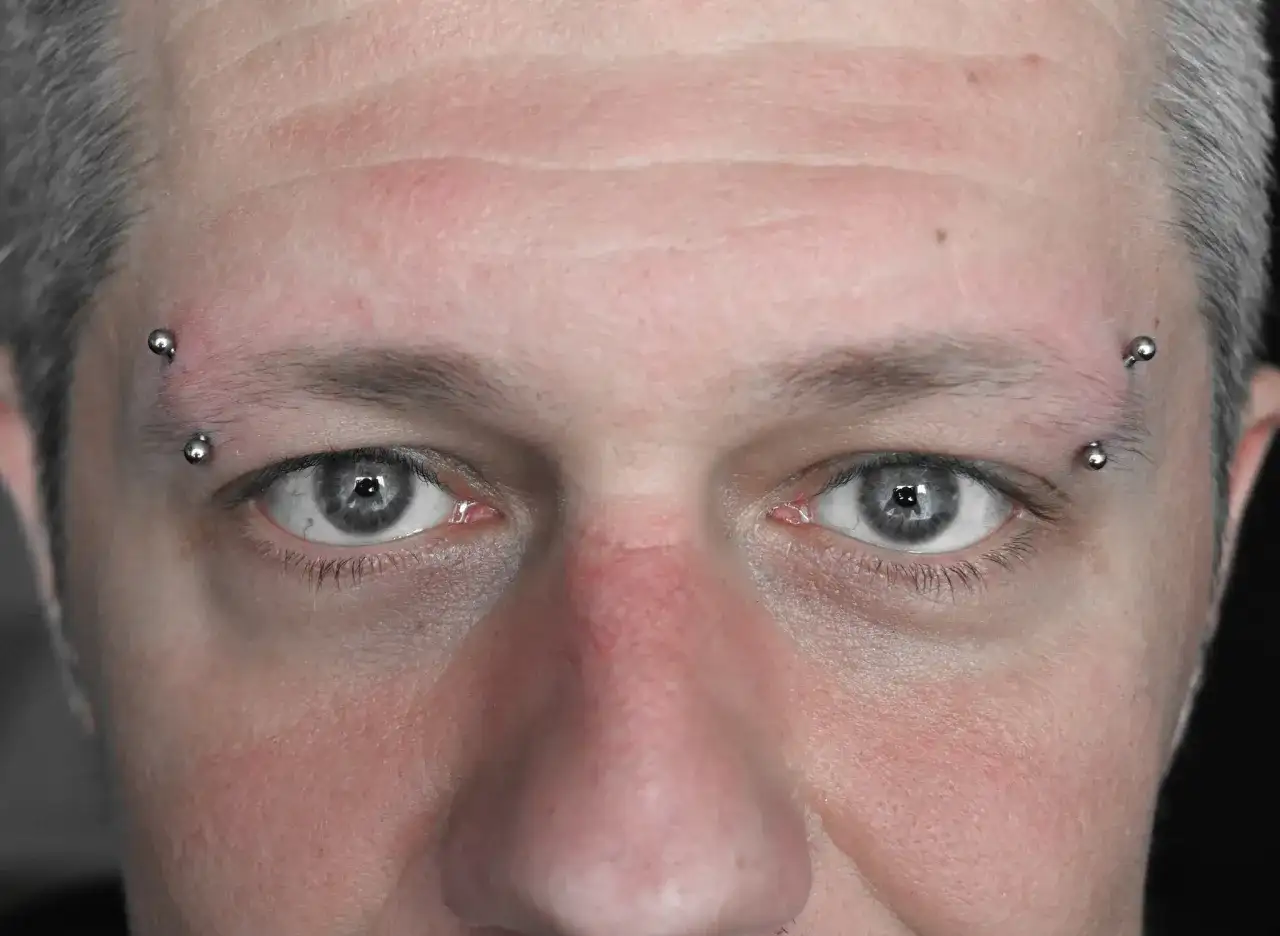 Ile kosztuje nostril? Cena, co w niej jest i jak wybrać studio