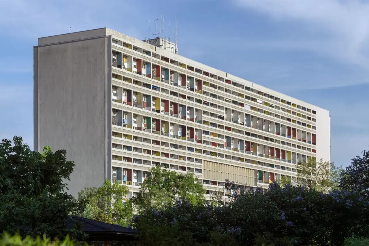 Modernistyczne budynki - jak rozpoznać styl i na co uważać kupując?