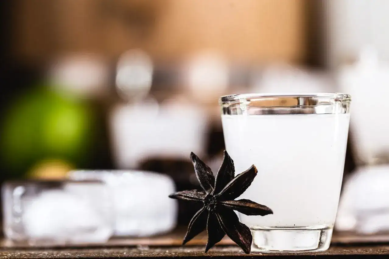 Jak pić arak, by wydobyć jego najlepszy smak?