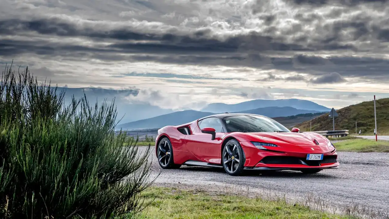 Ferrari SF90 Stradale - czy warto dziś kupić ten hybrydowy flagowiec?
