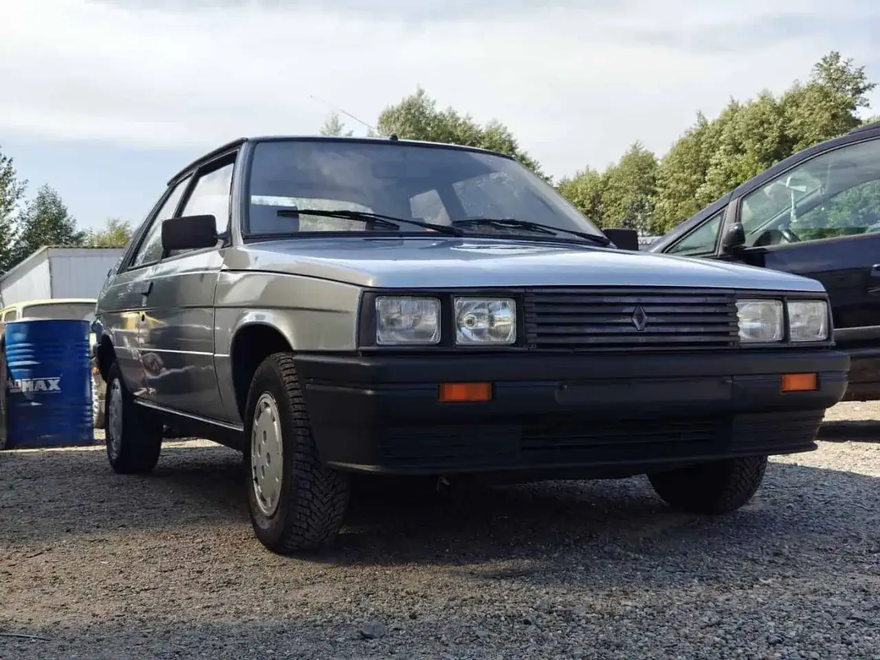 Renault 11 - Klasyk z lat 80. Czy warto kupić go dziś?