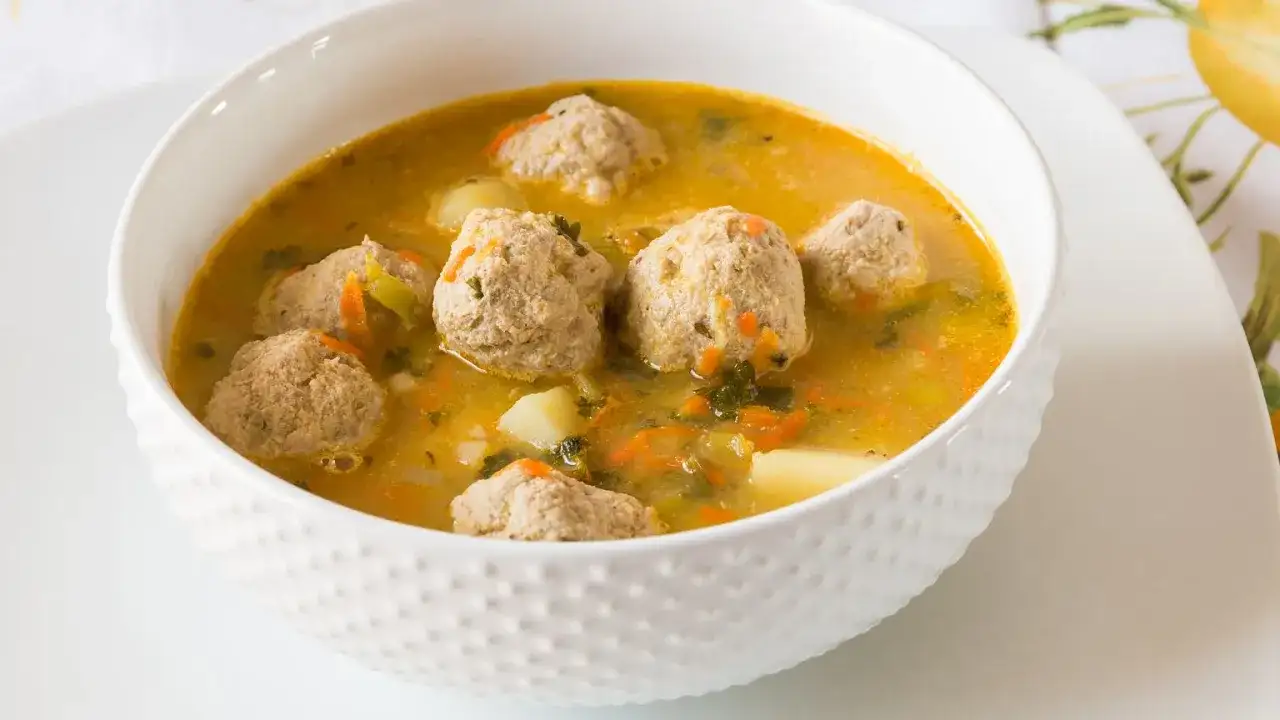 Zupa klopsowa - przepis na domowy smak bez błędów