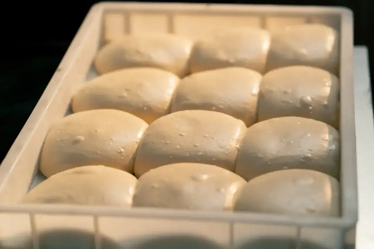 Ciasto na pizzę w lodówce - ile może leżeć i kiedy je wyjąć