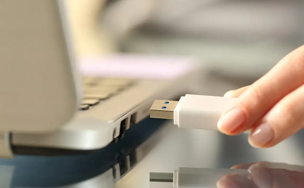 Pendrive: Jak przenieść dane z laptopa krok po kroku?