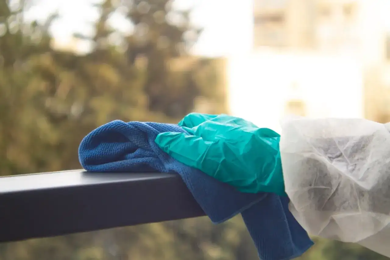 Usuwanie kleju z plastiku - Jak bezpiecznie usunąć resztki?