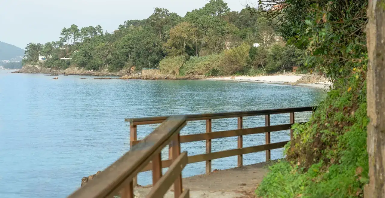 Playa de Mogor - guía para bañarte, pasear y comer bien en Marín