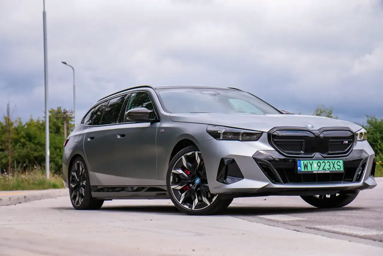 BMW i5 - Limuzyna czy Touring? Co wybrać?