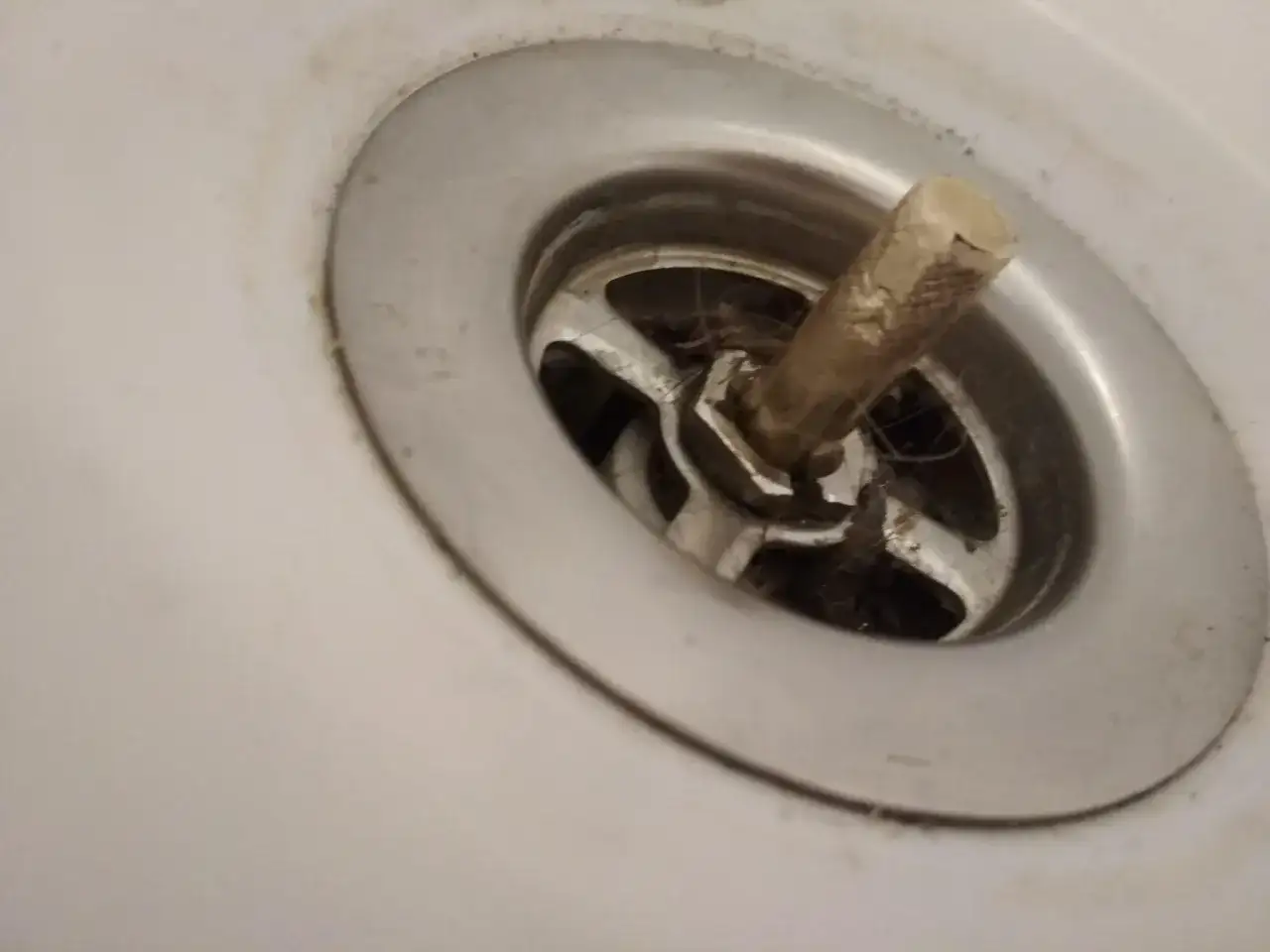 Zablokowany korek w umywalce? Proste sposoby na szybką naprawę