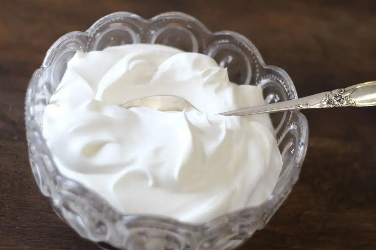 Crème fraîche - Co to, jak używać i czym różni się od śmietany?