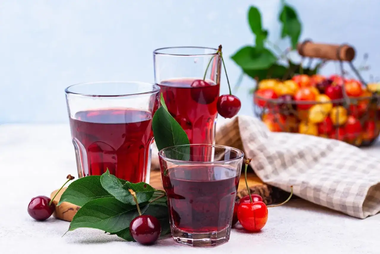 Kompot z czereśni - prosty przepis na letni napój