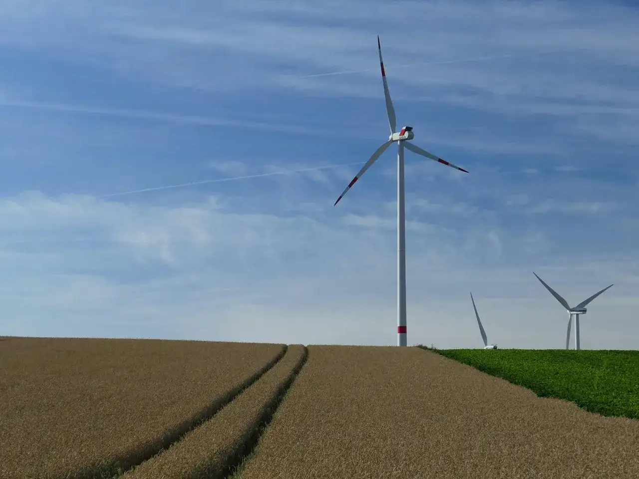 Turbina wiatrowa na polu - Czy to się opłaca i jak uniknąć błędów?