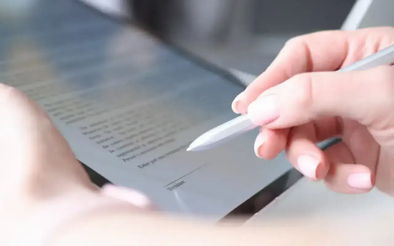 Kto może podpisać umowę? Zdolność do czynności prawnych w firmie