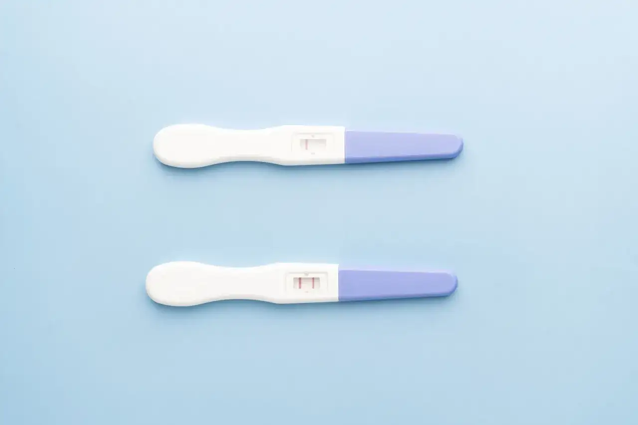 Kiedy zrobić test ciążowy? Najpewniejszy moment i interpretacja wyników
