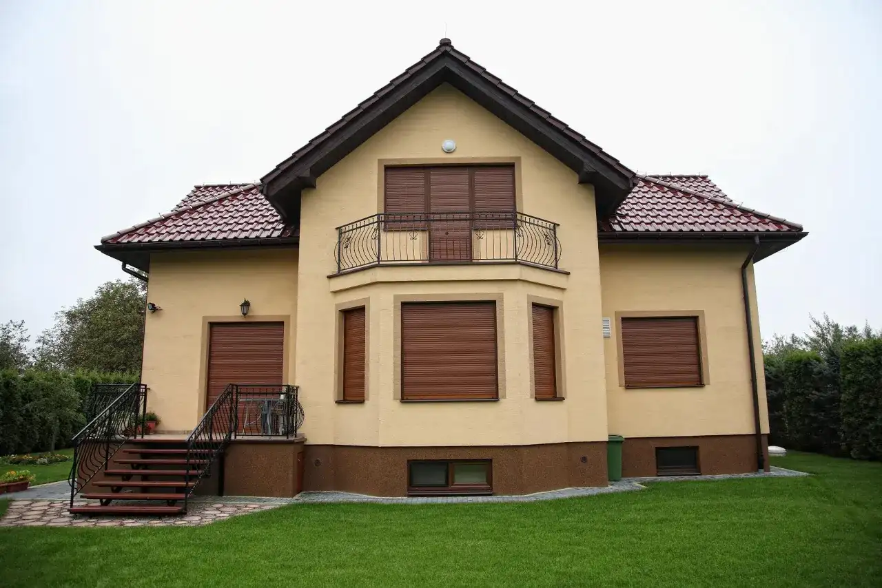 Rolety zewnętrzne przy silnym wietrze - kiedy są bezpieczne?