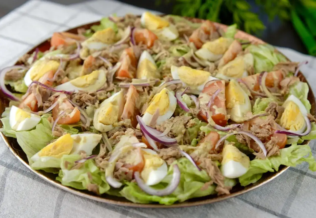 Sałatka z tuńczykiem i jajkiem - prosty przepis na lunch