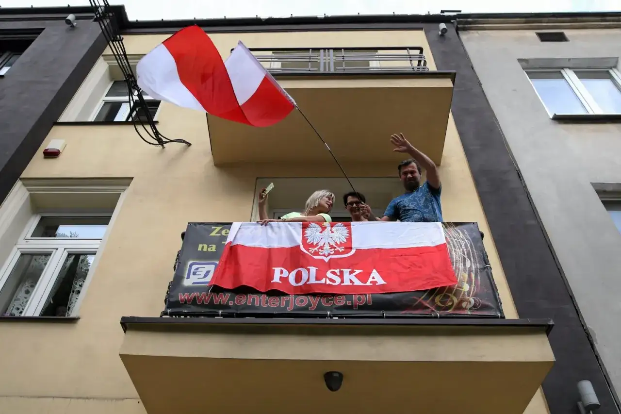 Polska flaga na maszt - Jak wywiesić ją godnie?