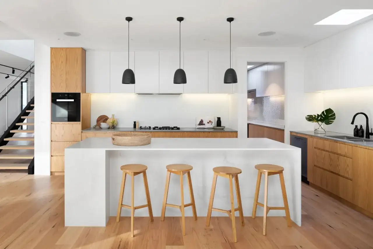 Cocina blanca y madera clara - tonos, proporciones y errores