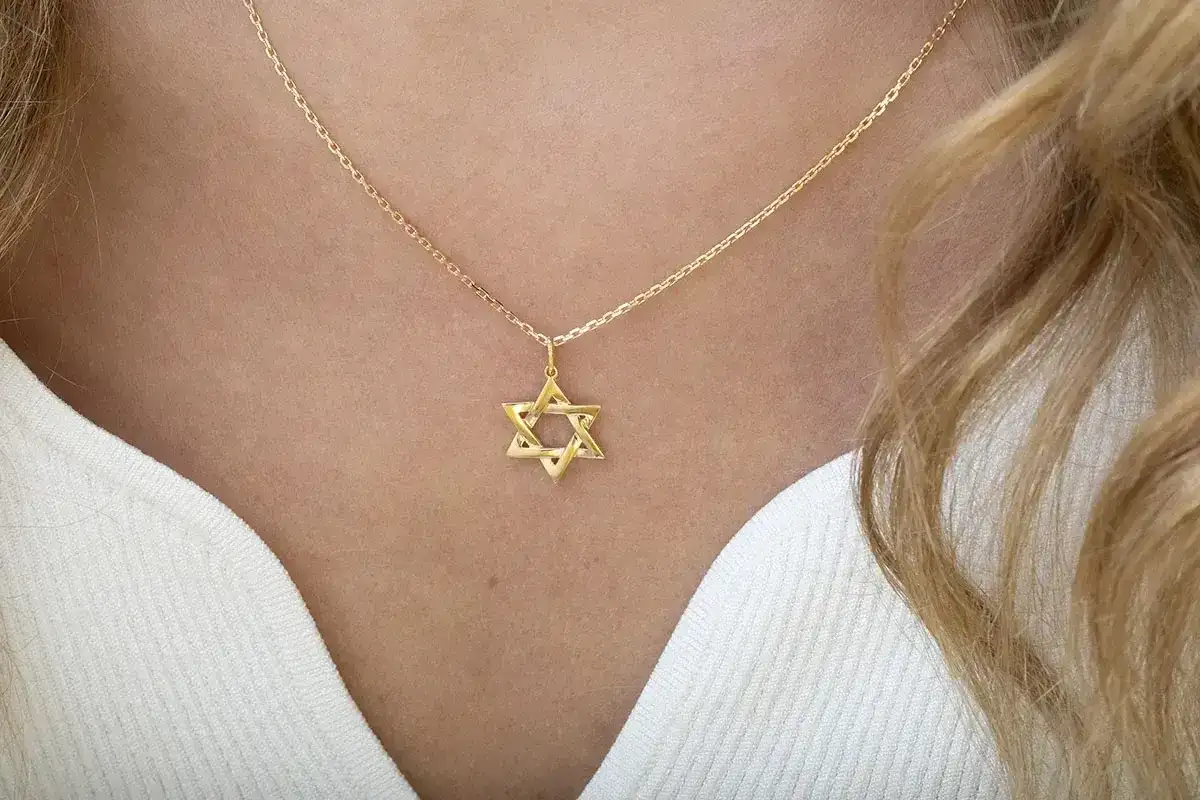 Co oznacza gwiazda w biżuterii? Symbolika i wybór