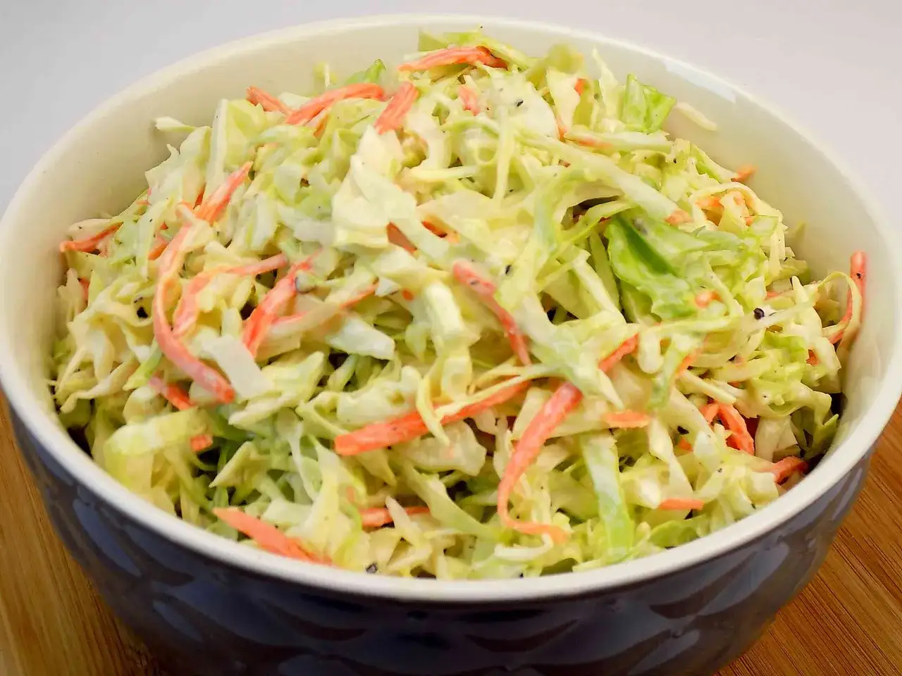 Klasyczny coleslaw - przepis i sekrety chrupiącej surówki