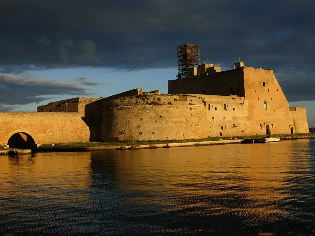 Brindisi - co zobaczyć w porcie, centrum i na nabrzeżu