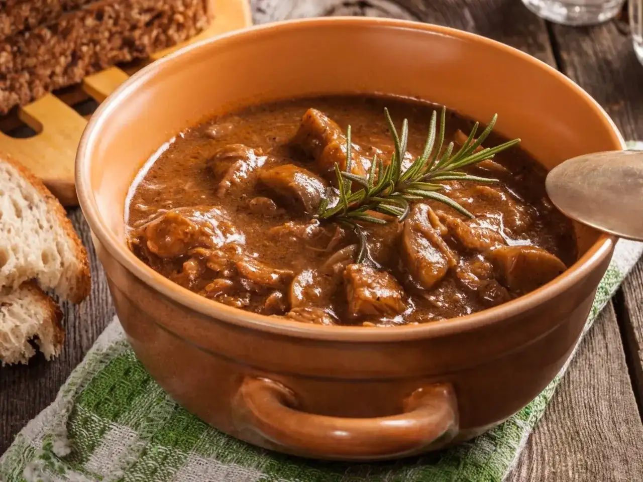 Zupa gulaszowa, która naprawdę syci - sprawdzony przepis