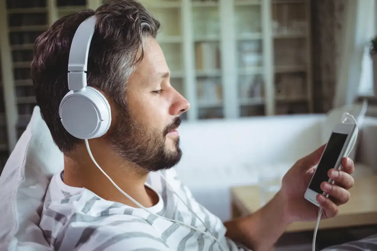 Darmowa muzyka na telefon - legalnie i bez internetu?