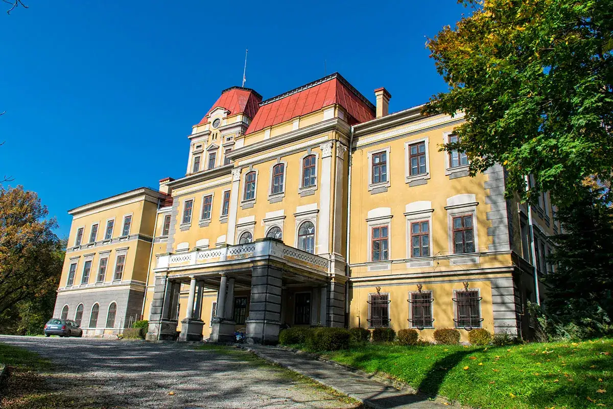 Kończyce Wielkie - co warto zobaczyć? Odkryj pałac i stare dęby