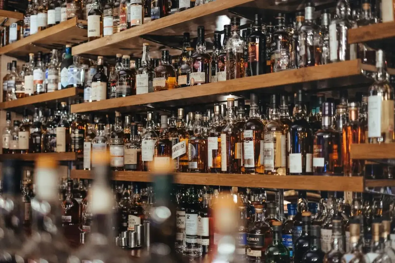 Ile kalorii ma whisky - Sprawdź, ile ma porcja i jak pić na diecie