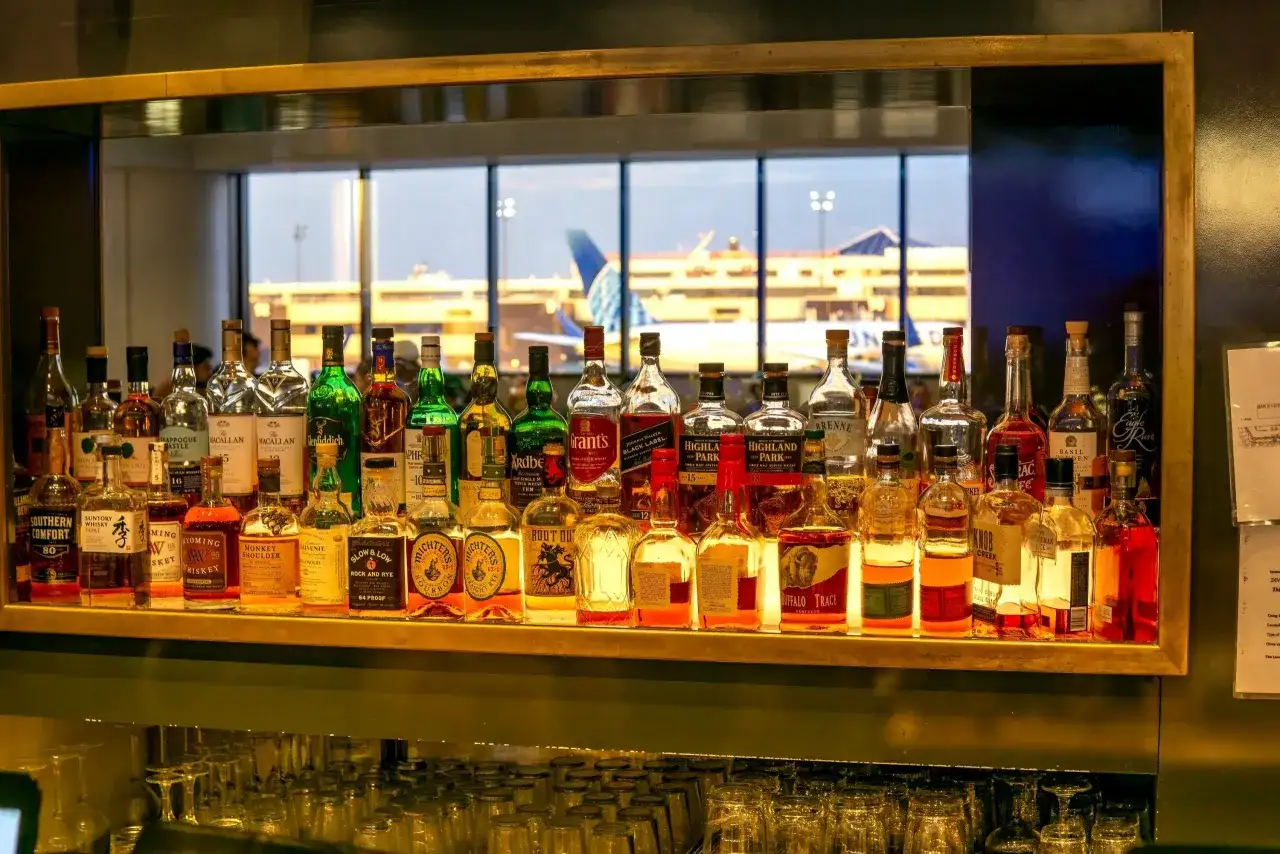 Alkohol na lotnisku - Czy można pić i gdzie?