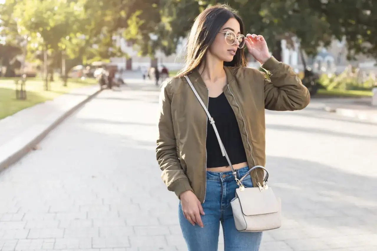 Kurtka khaki wiosna: Stylizacje i porady znajdź idealny model