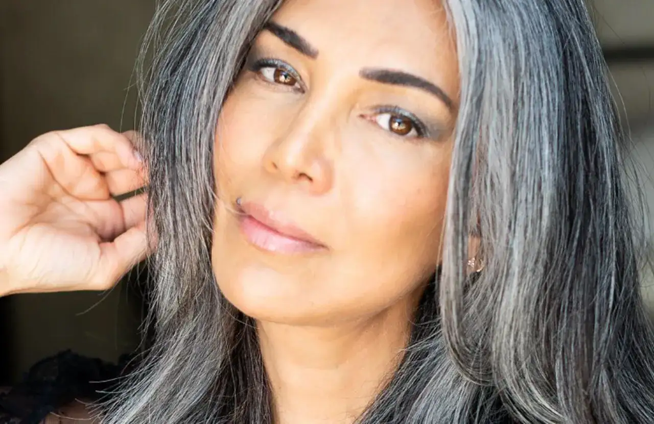 Cheveux gris mi-longs - Coupes modernes et lumineuses