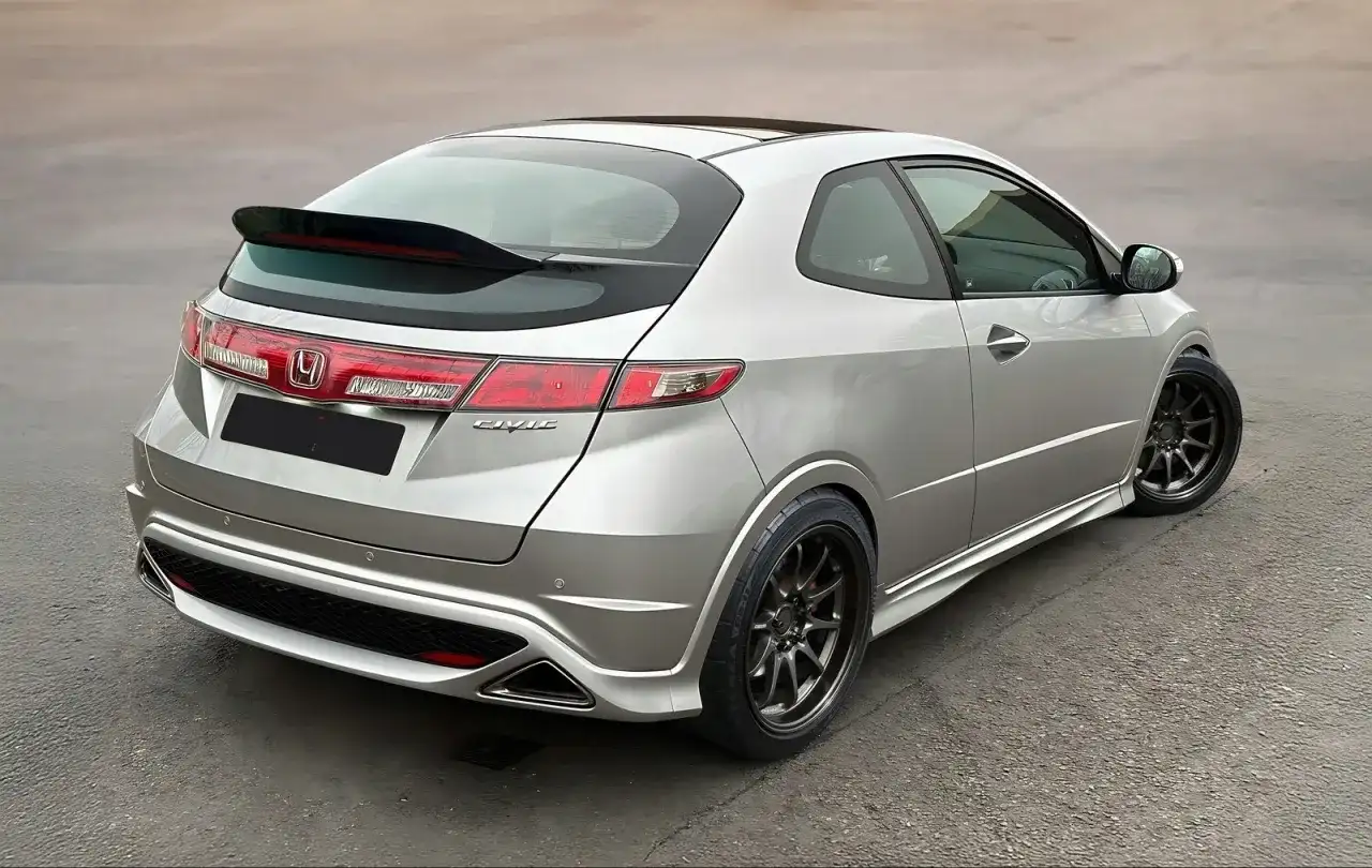 Spoiler Honda Civic VIII UFO: Jaki wybrać? Poradnik i montaż