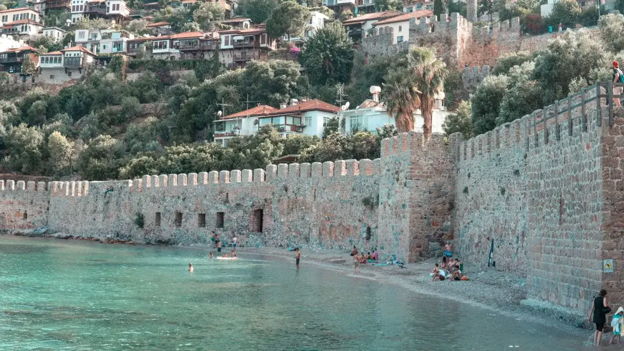Czy Alanya jest bezpieczna? Poznaj ryzyka i porady eksperta