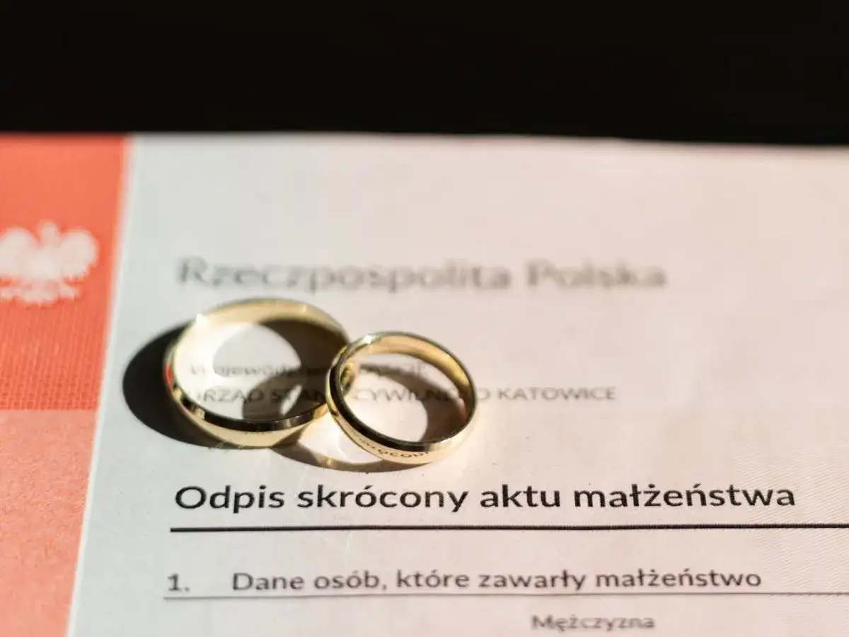 Odpis aktu małżeństwa - wzór, rodzaje, koszty. Jak wybrać?