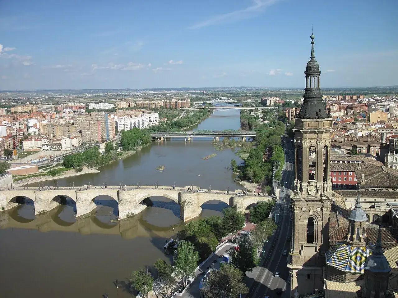 Ebro w Saragossie - Rzeka, która ożywia miasto. Sprawdź!