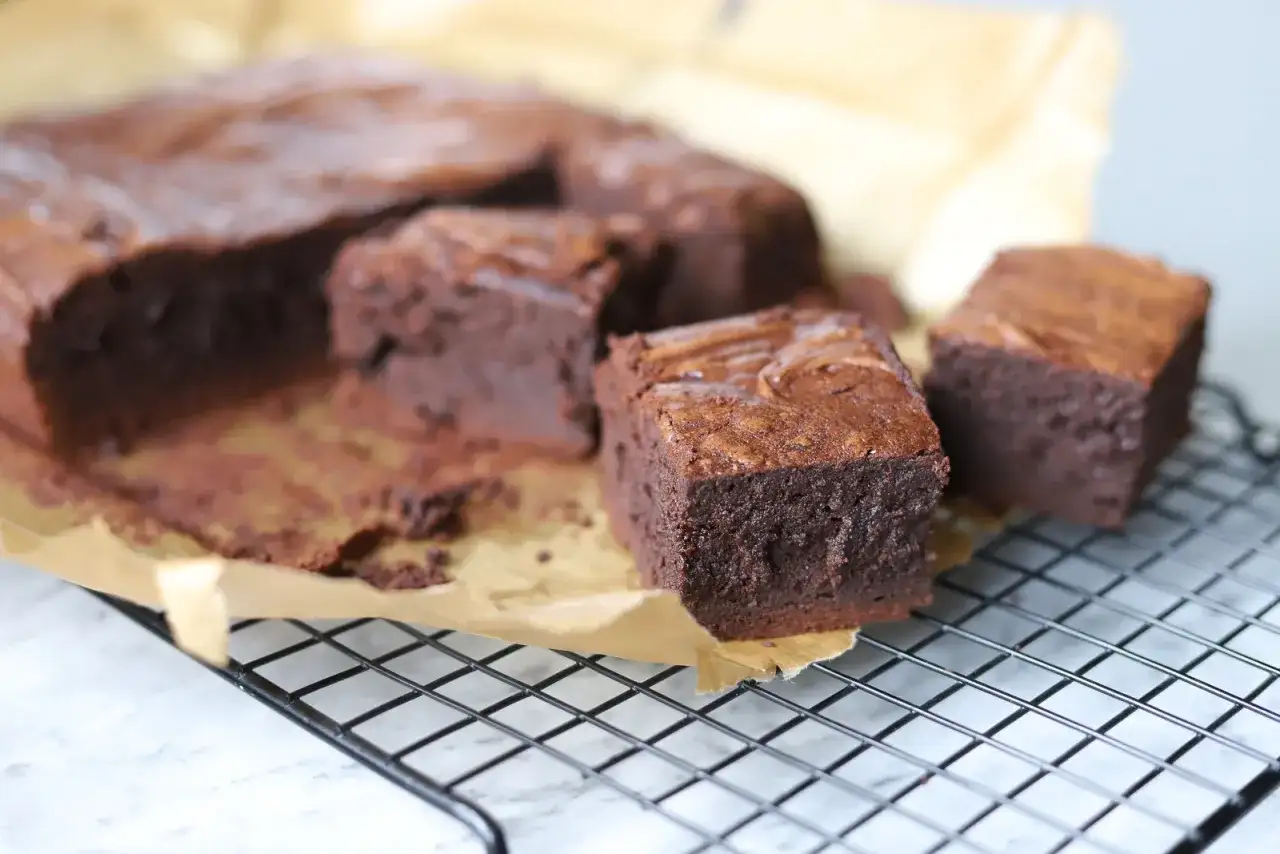Idealne brownie - przepis na wilgotne i czekoladowe!