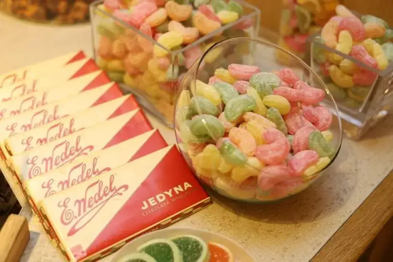 Impreza w stylu lat 80: idealne jedzenie, które zachwyci gości