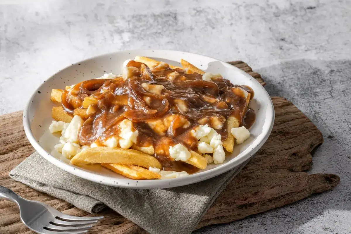 Jak zrobić poutine? Przepis na frytki, sos i ser jak z Quebecu