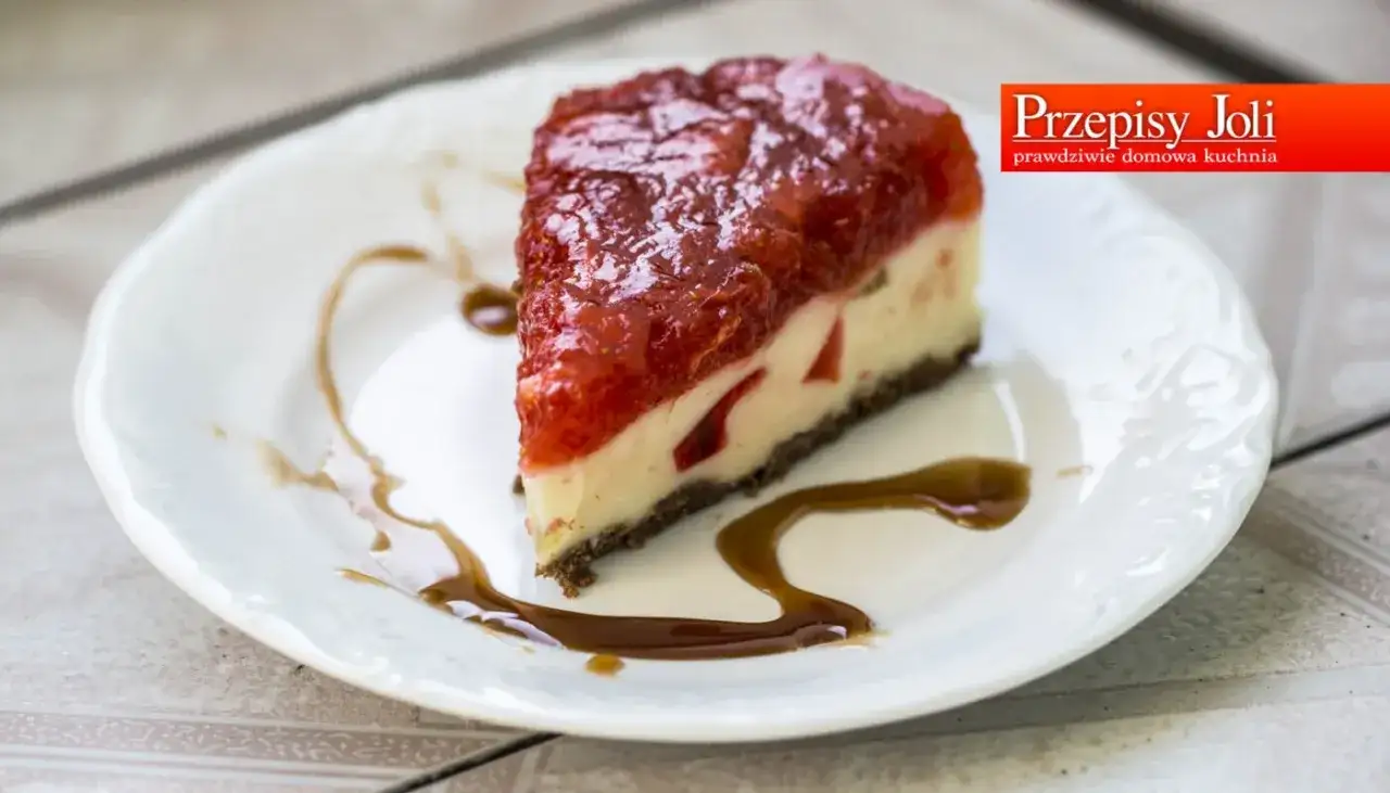 Ciasto z truskawkami bez pieczenia - jak zrobić je stabilne?