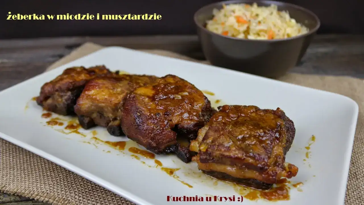 Żeberka w miodzie i musztardzie - przepis na idealną kruchość!