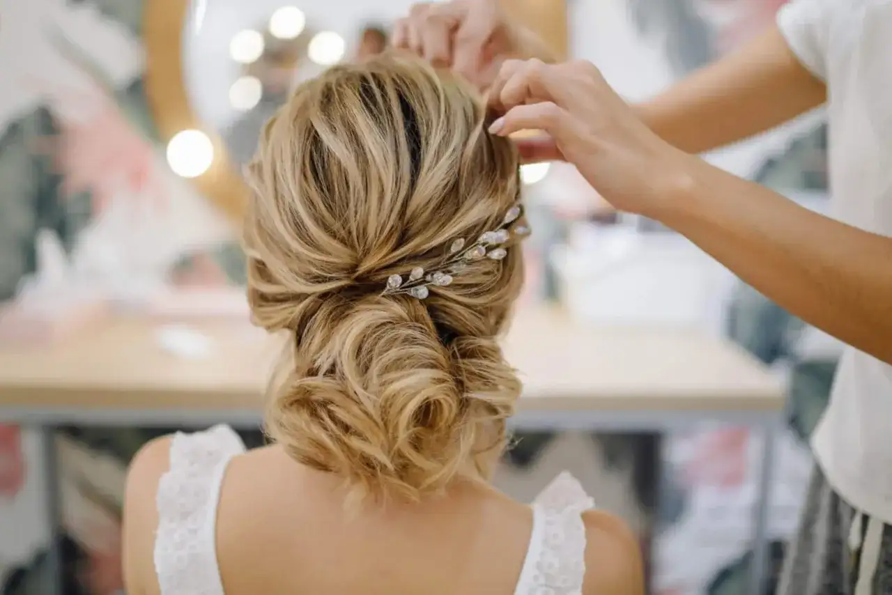 Cheveux détachés pour un mariage - styles et conseils