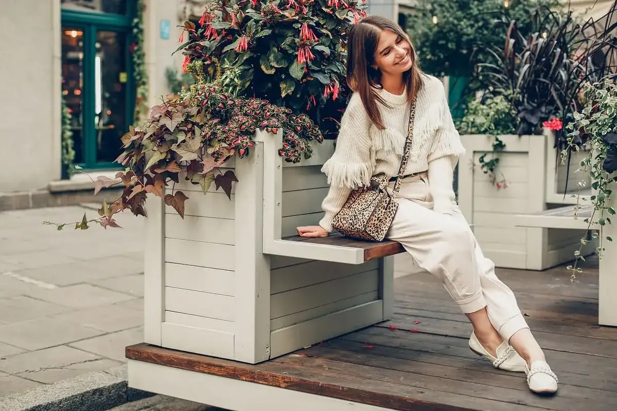 Sweter z frędzlami: jak stylizować? Poradnik i inspiracje